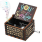 🎶 PROMO FLASH : 50% DE RÉDUCTION ! Boîte à Musique en Bois Gravée à Manivelle – Mélodie "You Are My Sunshine" & Gravures Florales Vintage for un Cadeau qui Vient du Cœur 💝✨
