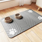 🐾💧 Tapis de gamelle pour animaux facile à nettoyer – Bordure anti-débordement, surface imperméable, un coup d’éponge et c’est propre, fini les éclaboussures d’eau et les croquettes éparpillées sur le carrelage 🧼🐶